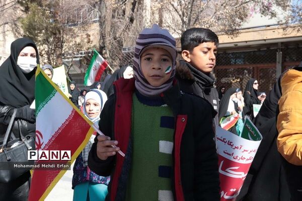 حضور دانش‌آموزان آباده  در مراسم  22 بهمن