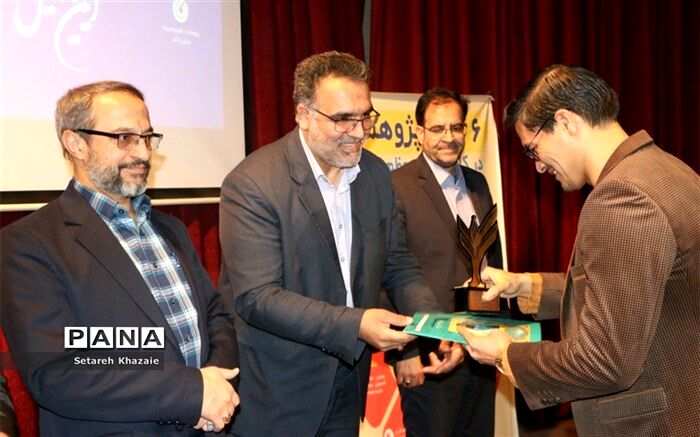 معلم پژوهنده اساس پرورش دانش‌آموزانی پژوهشگر و کنجکاو است