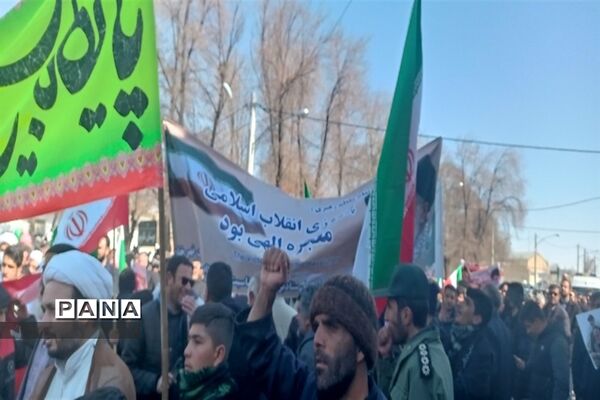 شرکت گسترده مردم شهرستان فریدن در راهپیمایی ٢٢ بهمن