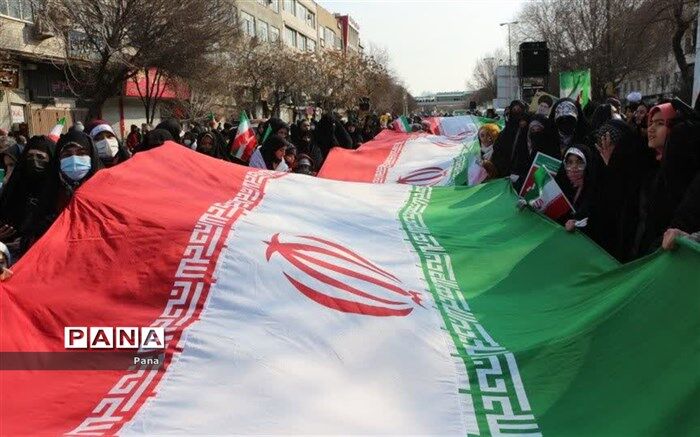 اهتزاز پرچم ۵۰ متری توسط دانش‌آموزان در راهپیمایی ۲۲بهمن در تبریز/فیلم