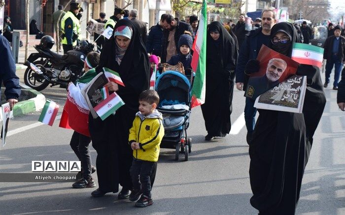 حضور پر شور دانش‌آموزان در میعادگاه راهپیمائی ۲۲ بهمن