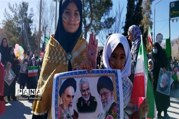 حضور کودکان و نوجوانان ارسنجانی در راهپیمایی ۲۲بهمن