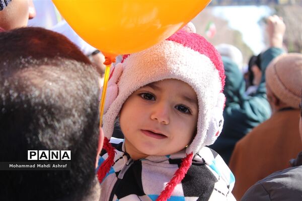 پیر و جوان همه حاضر در جشن انقلاب نایین