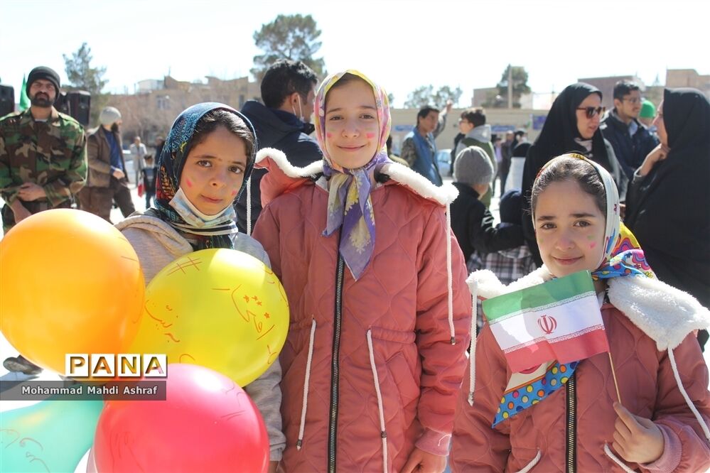 پیر و جوان همه حاضر در جشن انقلاب نایین