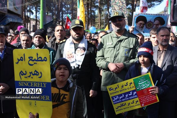 پیر و جوان همه حاضر در جشن انقلاب نایین