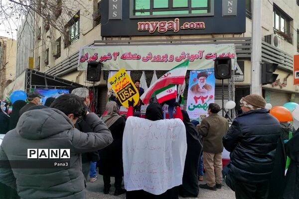 حضور مسئولان، فرهنگیان و دانش‌آموزان آموزش و پرورش منطقه ۳ در راهپیمایی ۲۲ بهمن۱۴۰۱