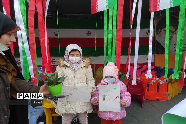 حضور مسئولان، فرهنگیان و دانش‌آموزان آموزش و پرورش منطقه ۳ در راهپیمایی ۲۲ بهمن۱۴۰۱