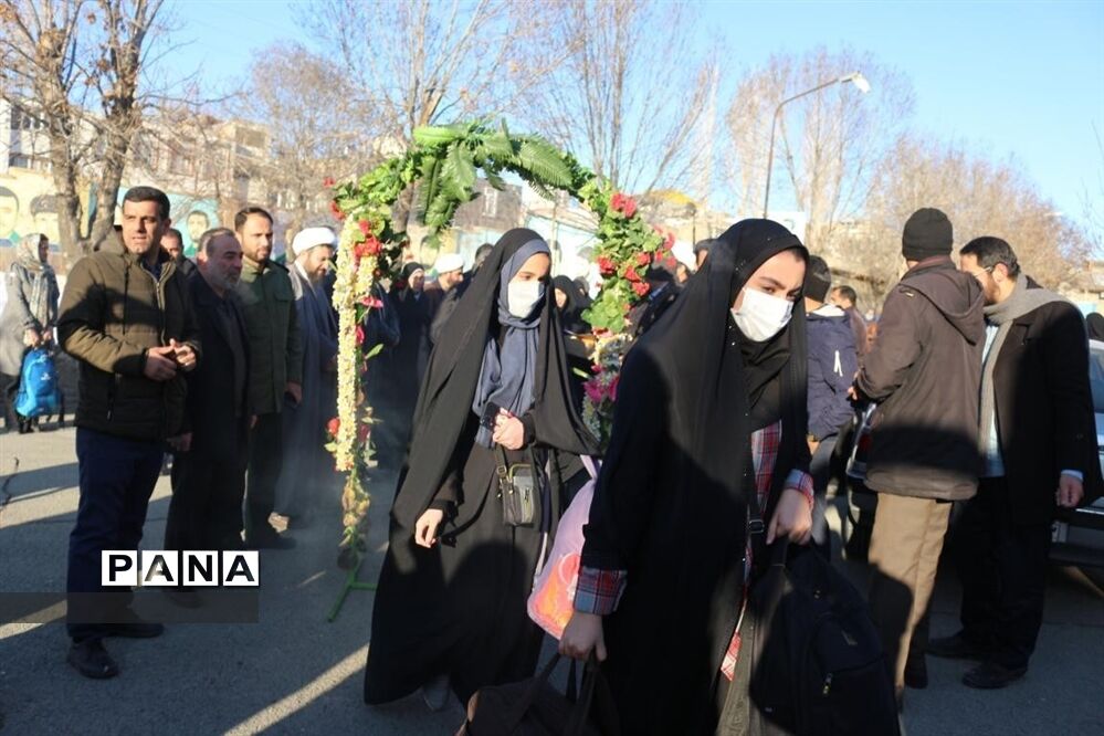 آیین بدرقه ۹۸ دانش‌آموز دختر فیروزکوهی به اردوهای راهیان نور