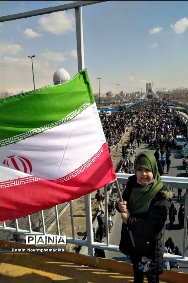 حضور چشم نواز فرزندان دهه نودی انقلاب در راهپیمایی 22 بهمن