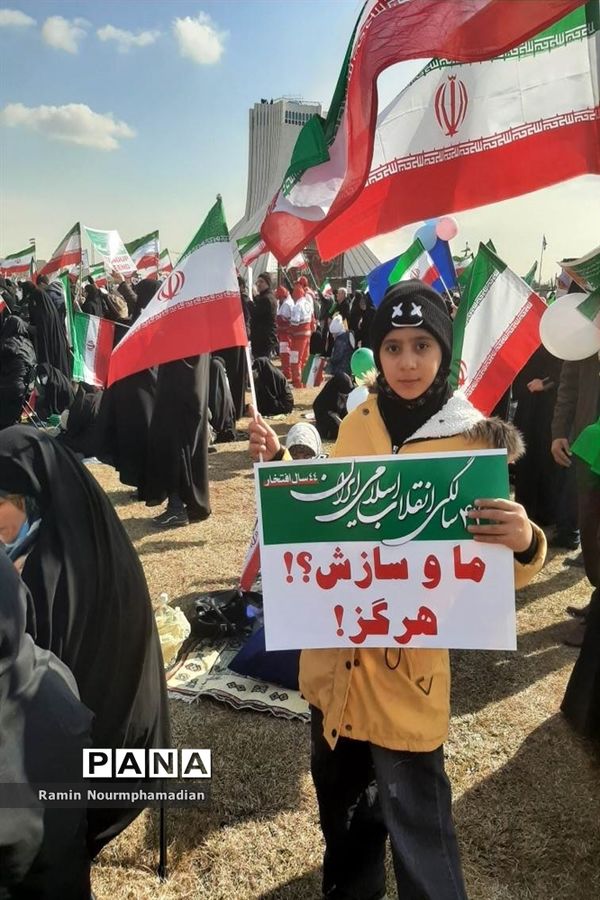 حضور چشم نواز فرزندان دهه نودی انقلاب در راهپیمایی 22 بهمن