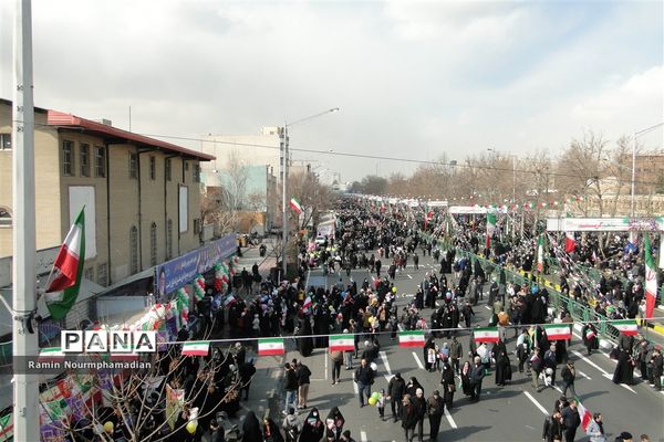 حضور چشم نواز فرزندان دهه نودی انقلاب در راهپیمایی 22 بهمن