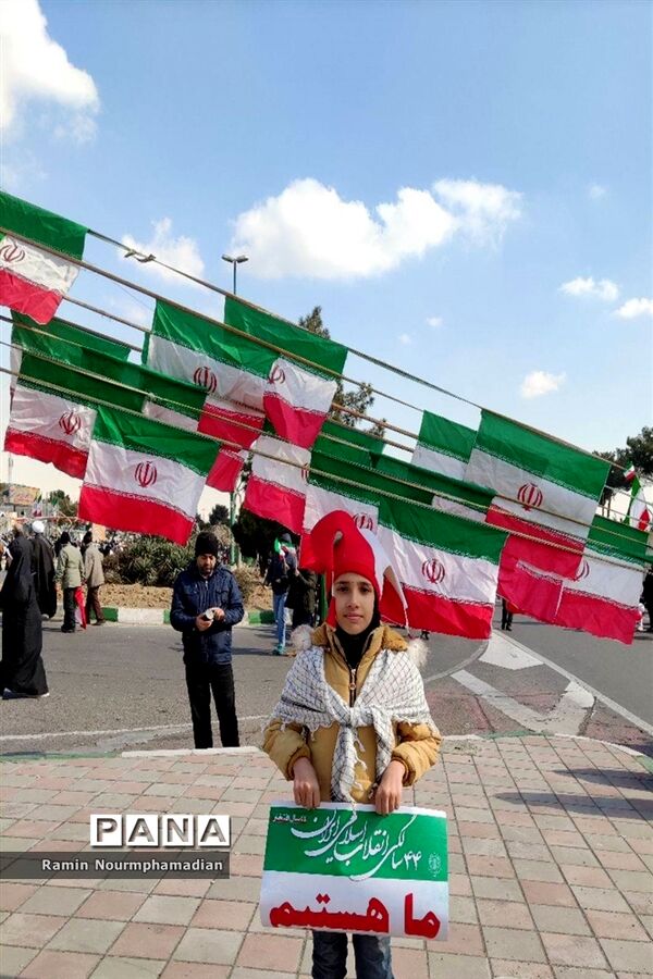 حضور چشم نواز فرزندان دهه نودی انقلاب در راهپیمایی 22 بهمن