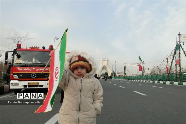 حضور چشم نواز فرزندان دهه نودی انقلاب در راهپیمایی 22 بهمن