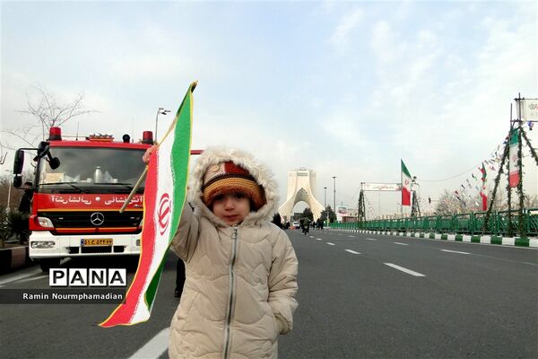 حضور چشم نواز فرزندان دهه نودی انقلاب در راهپیمایی 22 بهمن