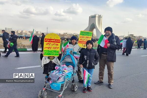 حضور چشم نواز فرزندان دهه نودی انقلاب در راهپیمایی 22 بهمن