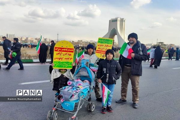 حضور چشم نواز فرزندان دهه نودی انقلاب در راهپیمایی 22 بهمن