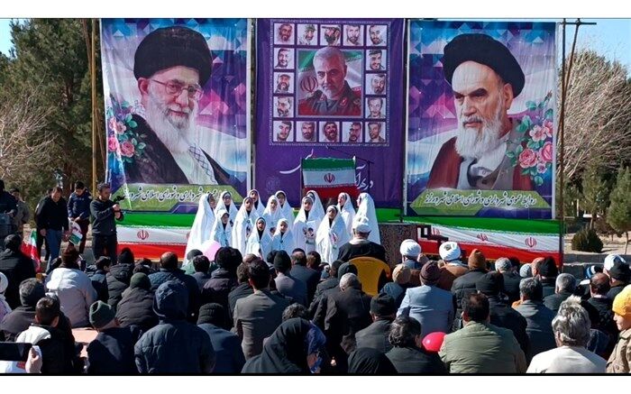 حضور پرشور مردم شهرستان ورزنه در راهپیمایی ٢٢ بهمن /فیلم