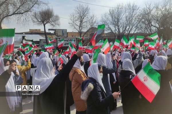 حضور دانش‌آموزان دبیرستان الوموتک درراهپیمای 22 بهمن