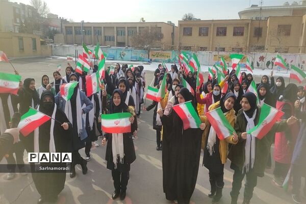 حضور دانش‌آموزان دبیرستان الوموتک درراهپیمای 22 بهمن