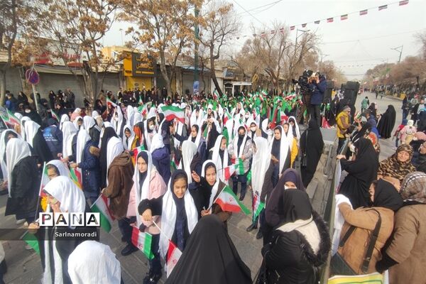 حضور دانش‌آموزان دبیرستان الوموتک درراهپیمای 22 بهمن