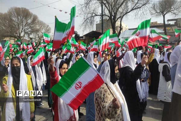 حضور دانش‌آموزان دبیرستان الوموتک درراهپیمای 22 بهمن