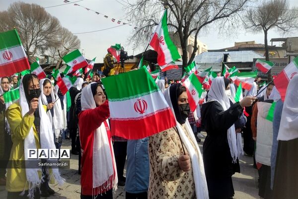 حضور دانش‌آموزان دبیرستان الوموتک درراهپیمای 22 بهمن