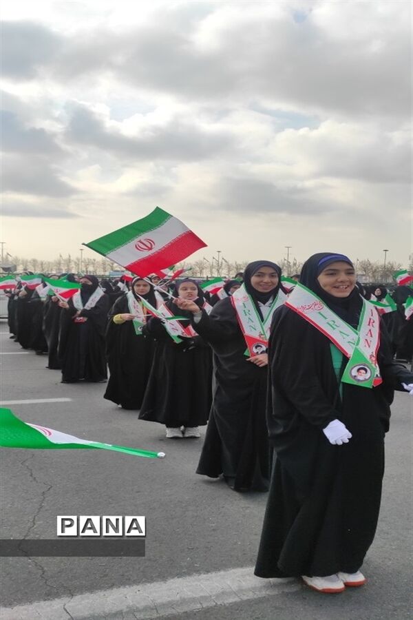 حضور پرشور دانش‌آموزان منطقه ۴ در راهپیمایی ۲۲ بهمن