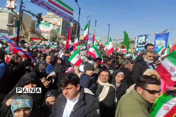 راهپیمایی مردم قم در یوم الله 22 بهمن-1