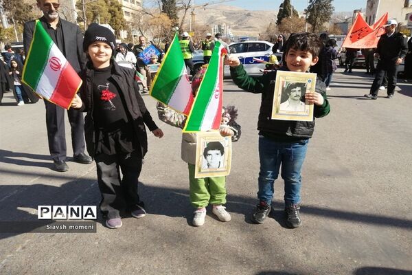 حضور کودکان شیرازی در راهپیمایی 22 بهمن