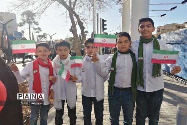 حضور کودکان شیرازی در راهپیمایی 22 بهمن