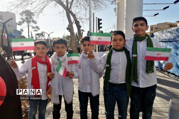 حضور کودکان شیرازی در راهپیمایی 22 بهمن