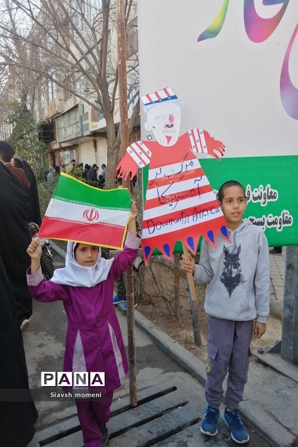 حضور کودکان شیرازی در راهپیمایی 22 بهمن