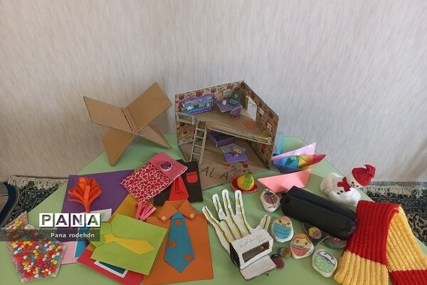 برگزاری نمایشگاه دست‌سازه‌های دانش‌آموزان در دبستان کوثر رودهن