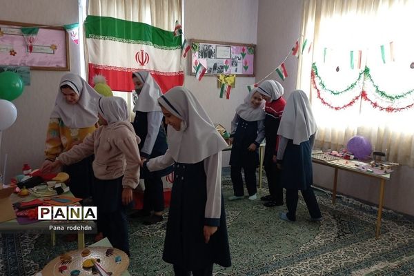 برگزاری نمایشگاه دست‌سازه‌های دانش‌آموزان در دبستان کوثر رودهن
