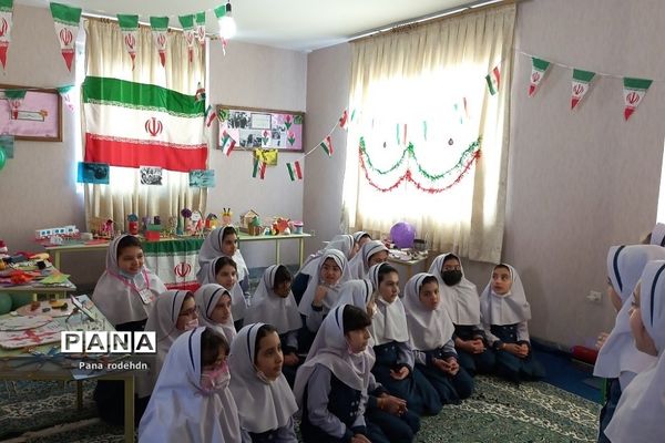 برگزاری نمایشگاه دست‌سازه‌های دانش‌آموزان در دبستان کوثر رودهن
