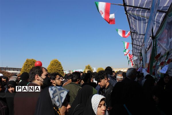 حضور گسترده مردم اصفهان در راهپیمایی ٢٢ بهمن