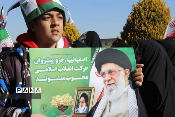 حضور گسترده مردم اصفهان در راهپیمایی ٢٢ بهمن
