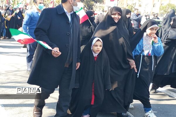 دانش‌آموزان منطقه ۱۰ در جشن ۴۴ سالگی انقلاب، جلوه‌ای ازاقتدارملت ایران را نشان دادند