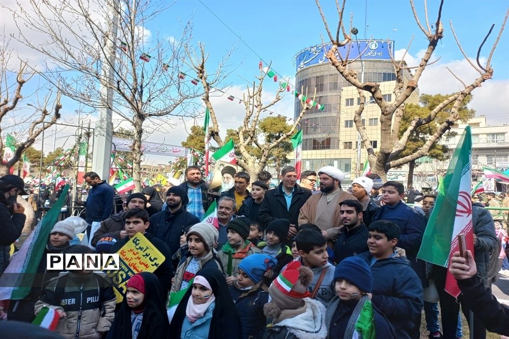دانش‌آموزان منطقه ۱۰ در جشن ۴۴ سالگی انقلاب، جلوه‌ای ازاقتدارملت ایران را نشان دادند