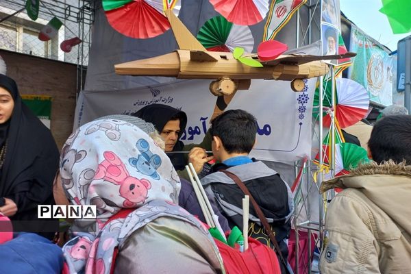 دانش‌آموزان منطقه ۱۰ در جشن ۴۴ سالگی انقلاب، جلوه‌ای ازاقتدارملت ایران را نشان دادند