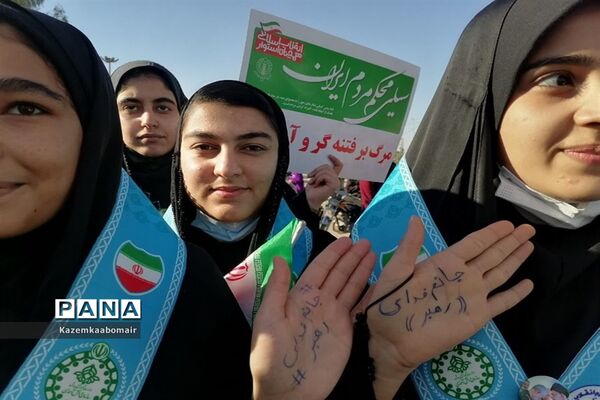 حضور مربیان و دانش‌آموزان شهرستان هویزه در راهپبمایی ۲۲ بهمن