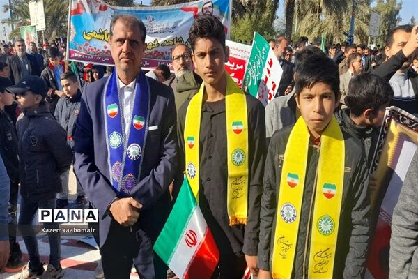 حضور مربیان و دانش‌آموزان شهرستان هویزه در راهپبمایی ۲۲ بهمن
