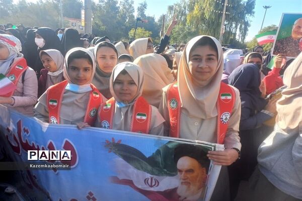 حضور مربیان و دانش‌آموزان شهرستان هویزه در راهپبمایی ۲۲ بهمن