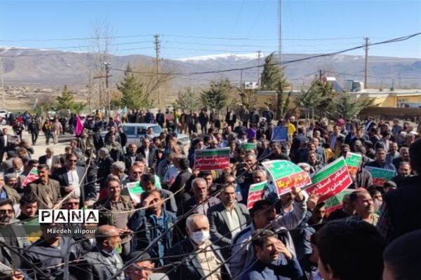 حضور گسترده فرهنگیان و دانش‌آموزان منطقه کامفیروز در راهپیمایی ۲۲ بهمن