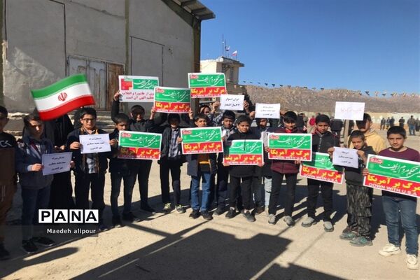 حضور گسترده فرهنگیان و دانش‌آموزان منطقه کامفیروز در راهپیمایی ۲۲ بهمن