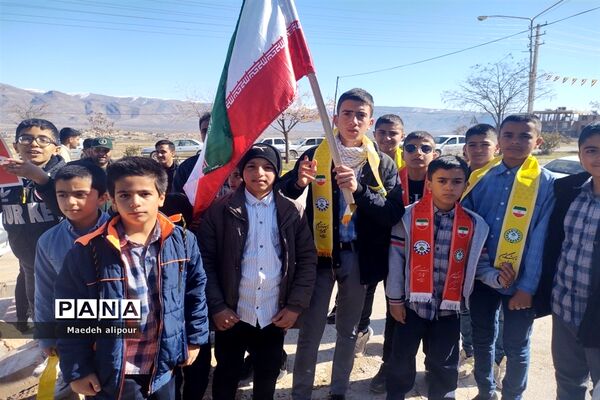 حضور گسترده فرهنگیان و دانش‌آموزان منطقه کامفیروز در راهپیمایی ۲۲ بهمن