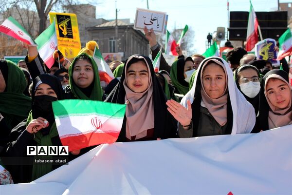 سرود همگانی پیشتازان گام دوم انقلاب در راهپیمایی 22 بهمن