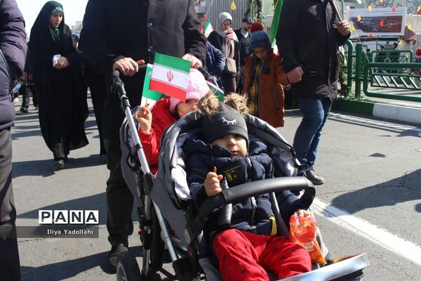 حضور مردم ولایتمدار تهران در مراسم راهپیمایی چهل و چهارمین سالگرد پیروزی انقلاب اسلامی