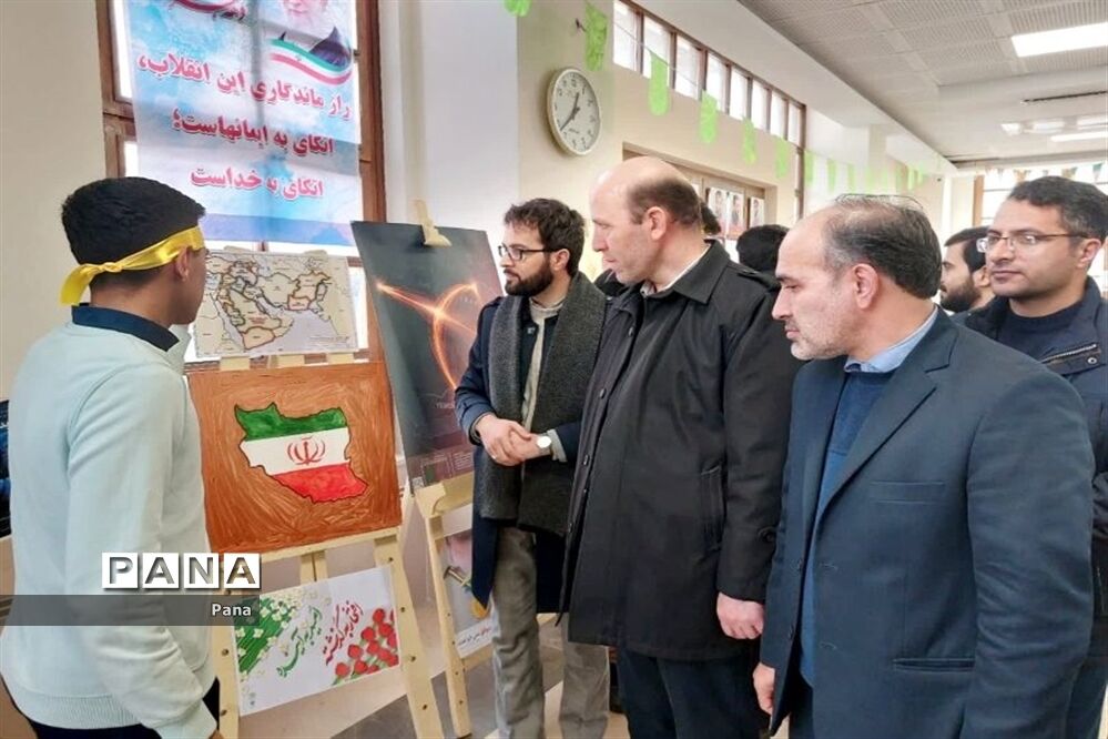 بازدید معاون پرورشی و فرهنگی آموزش و پرورش استان آذربایجان شرقی از نمایشگاه‌های دانش‌آموزی مدارس انقلاب تبریز