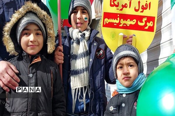 دانش‌آموزانی که همه با هم آمدند